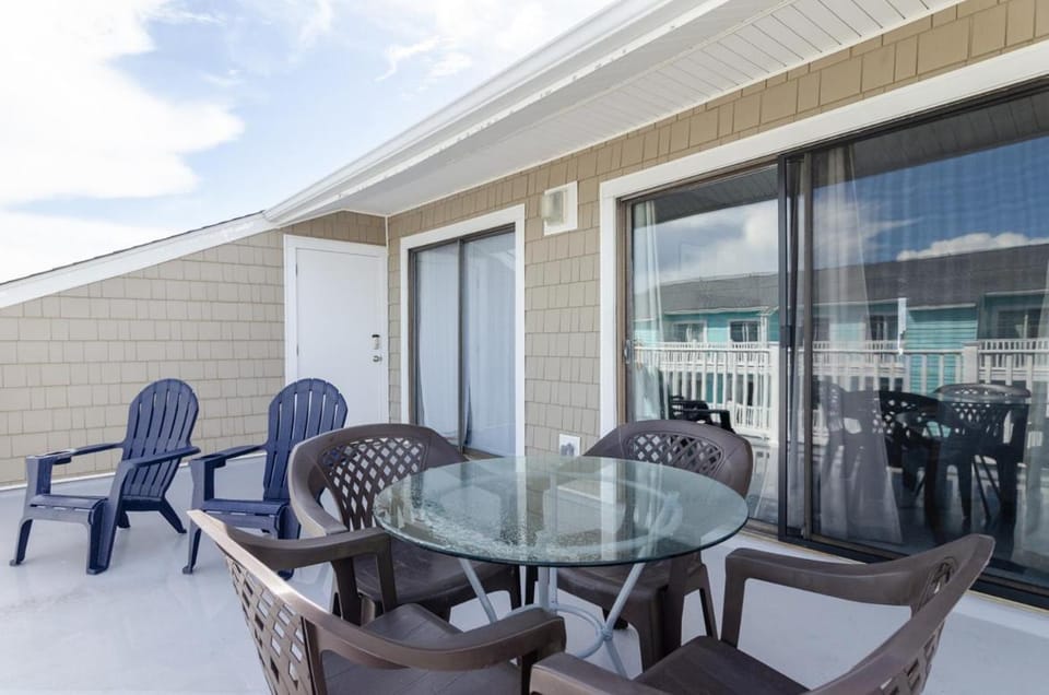 Zwolak by Bryant Real Estate House in Carolina Beach