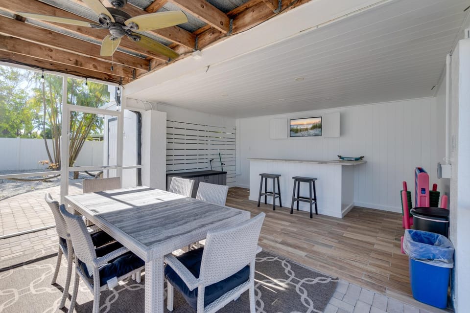 Beach Escape by SeaBreeze Vacation House in Anna Maria Island