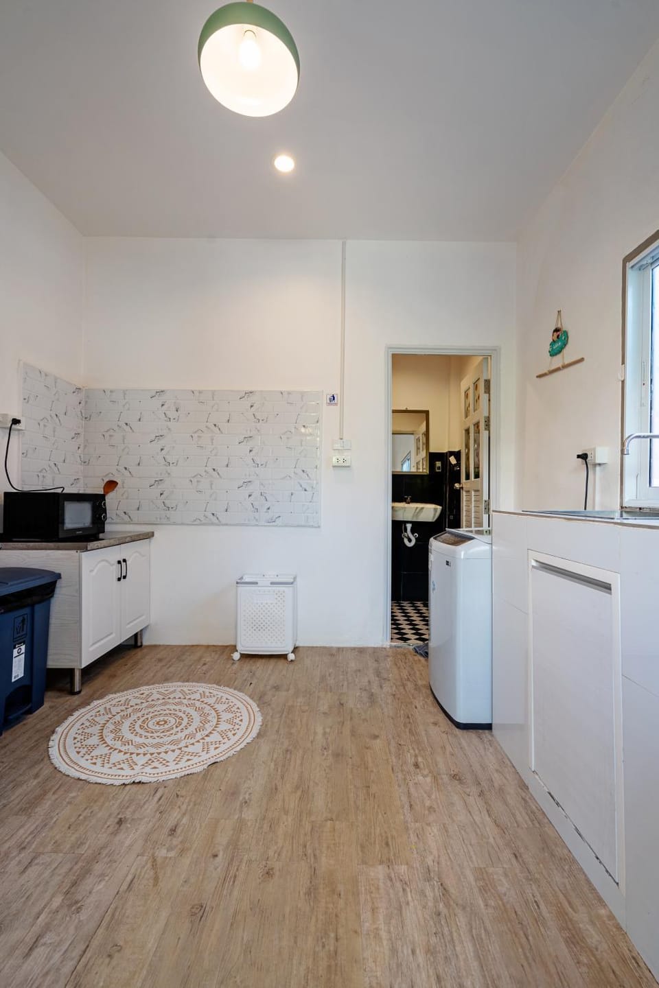 Kitchen or kitchenette, minibar, stove