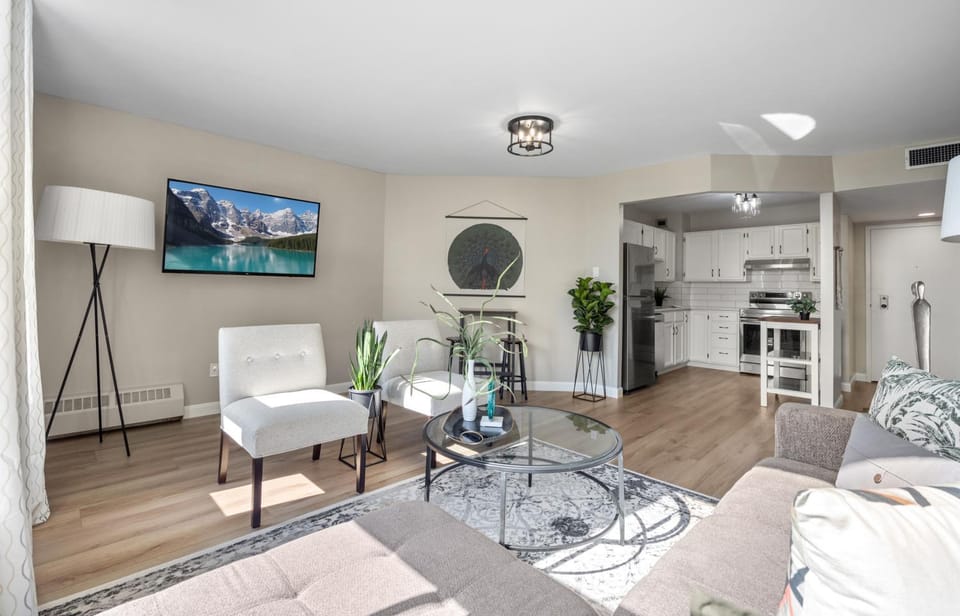 Kitchen or kitchenette, Living room, Dining area, Breakfast, Dinner, Family, kitchen