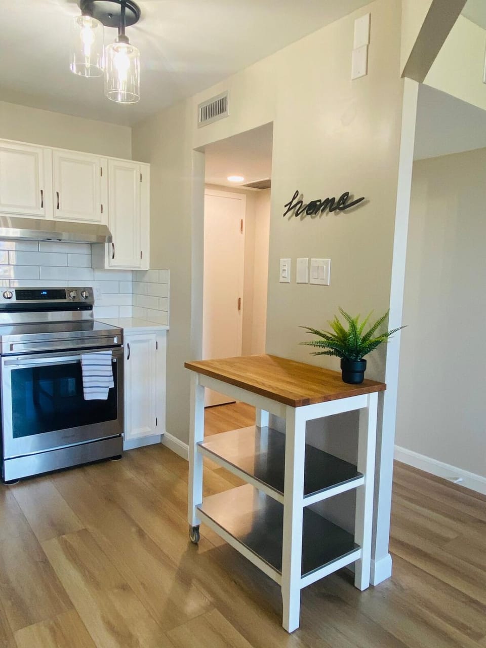Facade/entrance, Kitchen or kitchenette, oven, stove