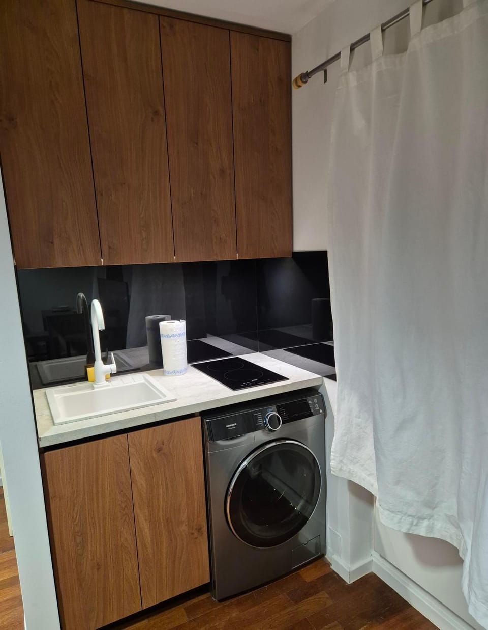 Kitchen or kitchenette, stove, washing machine