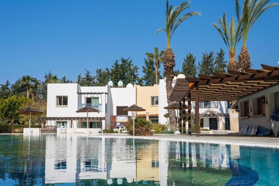 Swimming pool, sunbed