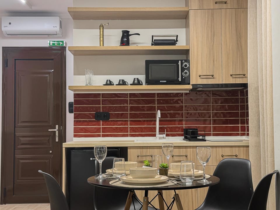 Coffee/tea facilities, Kitchen or kitchenette, Dining area, stove, kitchen