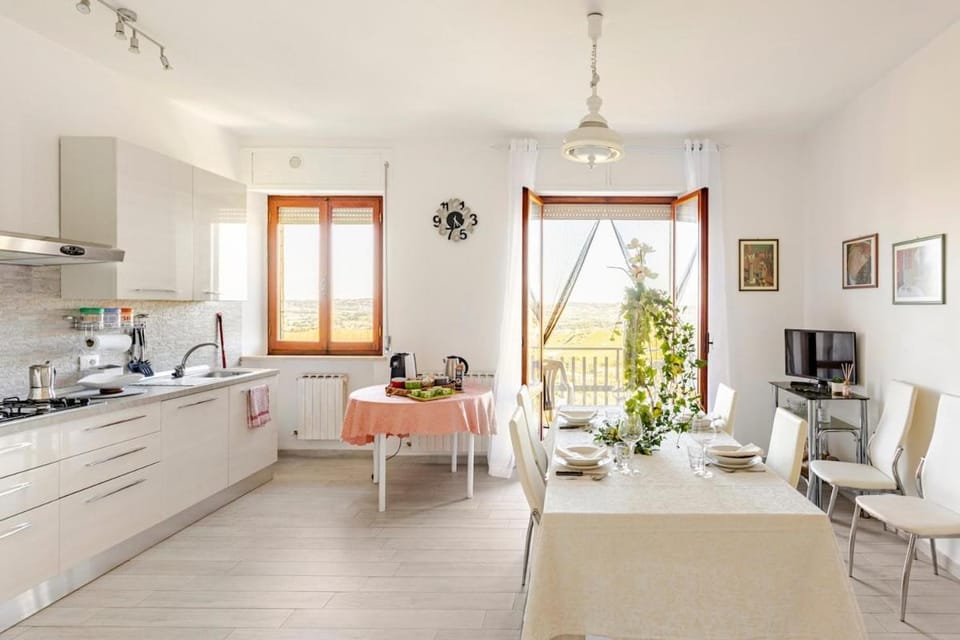 TV and multimedia, Kitchen or kitchenette, Living room, Seating area, Dining area, stove