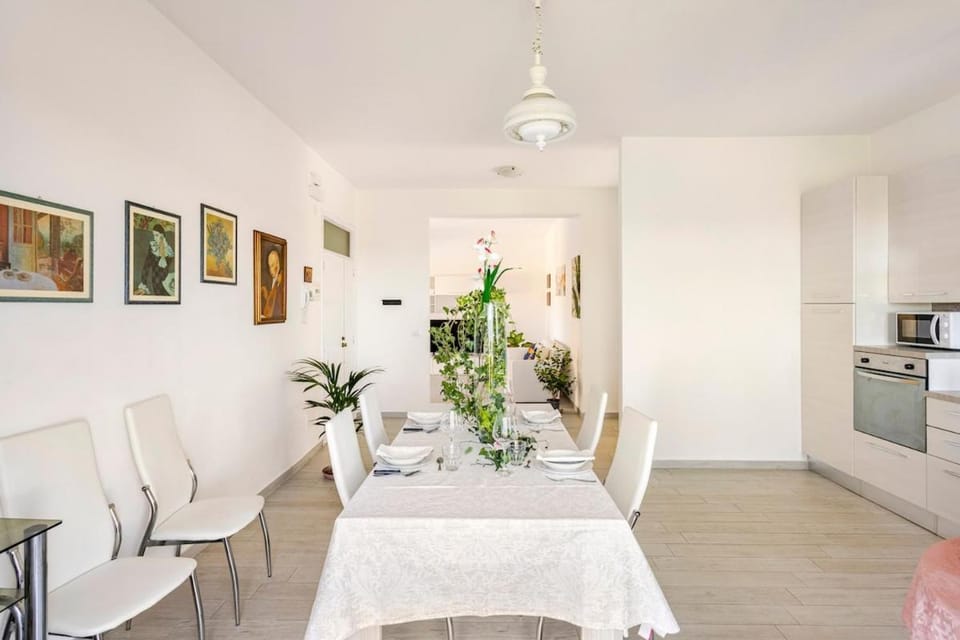 Kitchen or kitchenette, Living room, Seating area, Dining area, stove