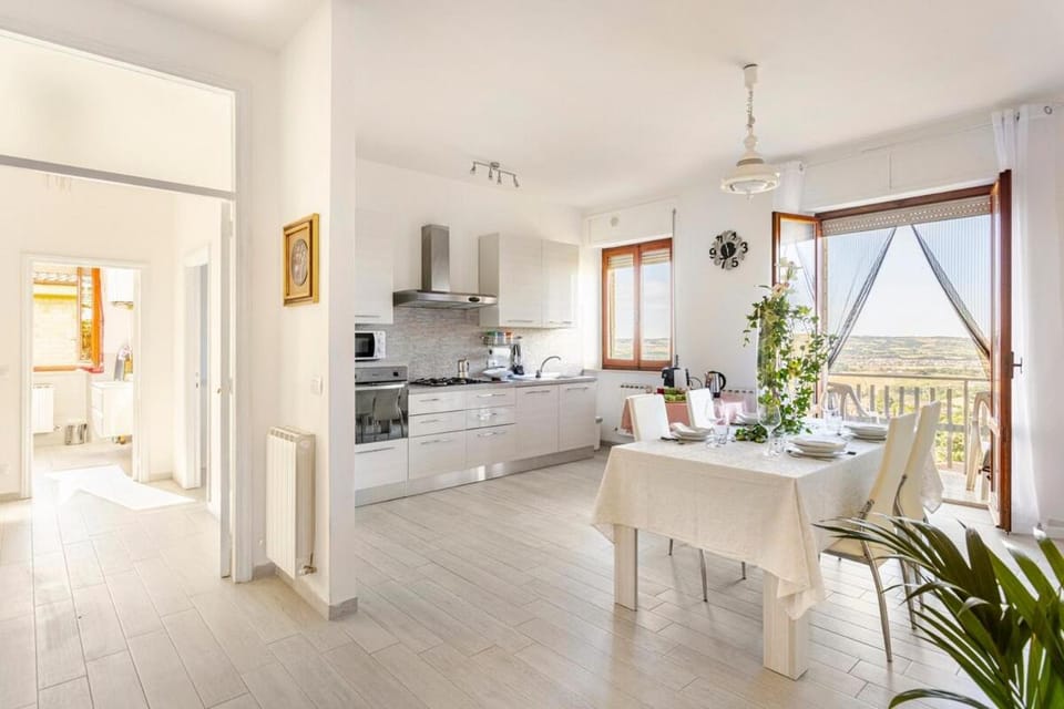 Kitchen or kitchenette, Dining area, oven, stove
