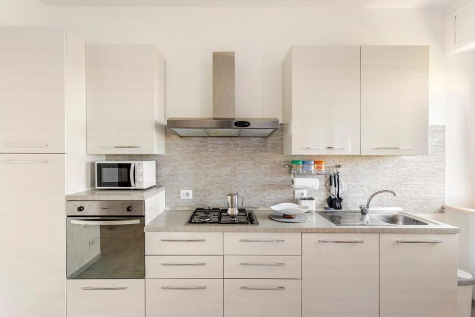 Coffee/tea facilities, Kitchen or kitchenette, oven, stove