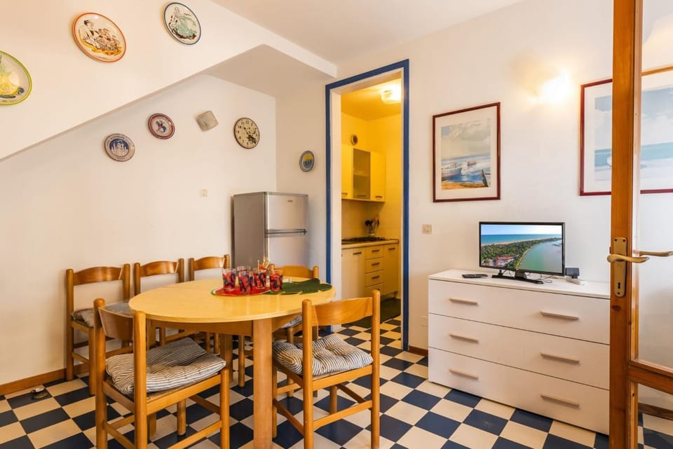 Communal lounge/ TV room, TV and multimedia, Living room, Dining area
