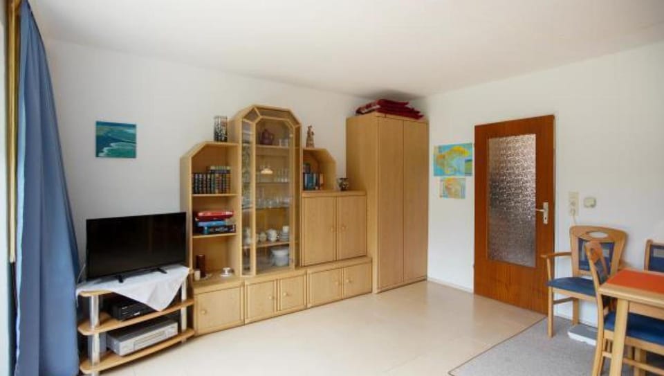 Communal lounge/ TV room, Photo of the whole room, wardrobe