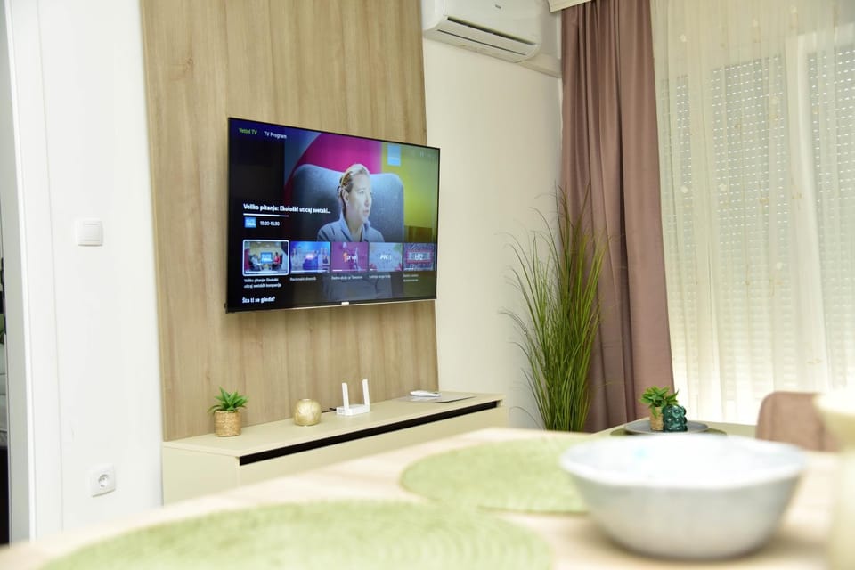 TV and multimedia, Living room, Seating area, air conditioner