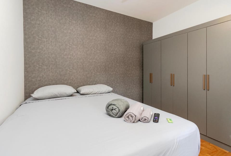 Bed, Photo of the whole room, towels, wardrobe