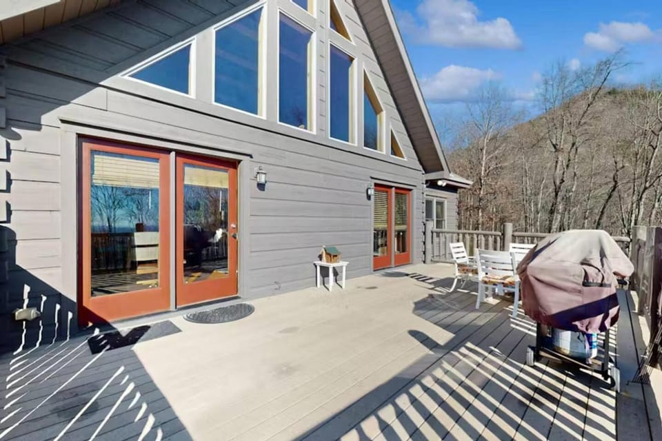 Tatanka at LakeLure Rumbling Bald Hot Tub Fire Pit House in Lake Lure