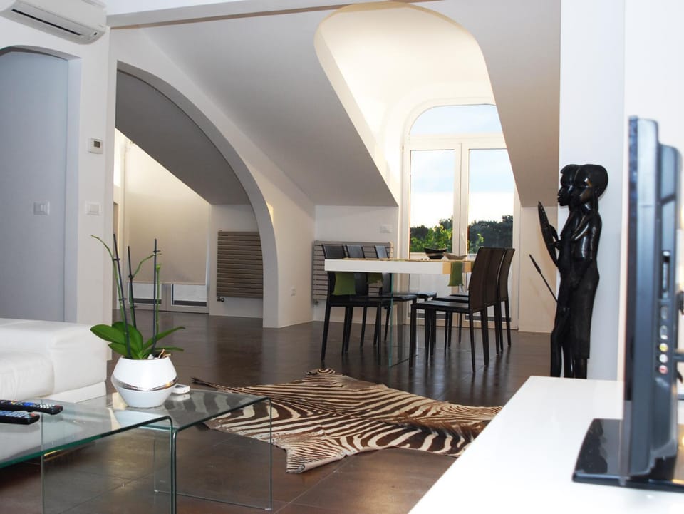Living room, Dining area