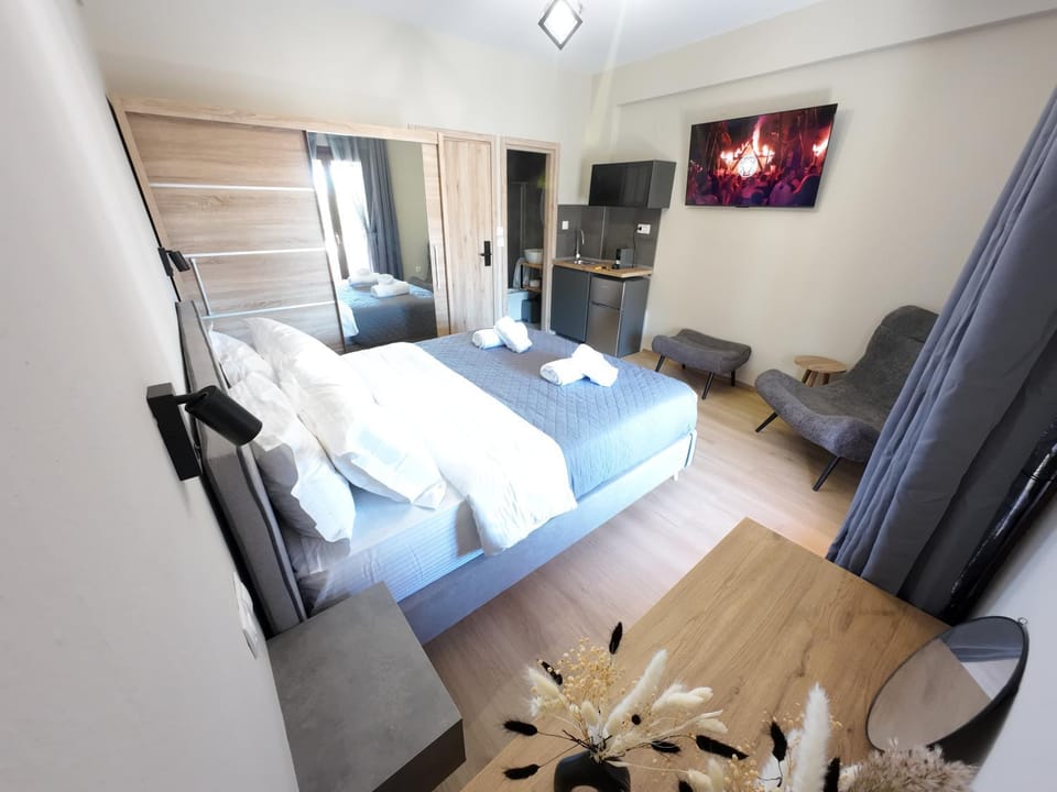 Bed, TV and multimedia, Bedroom