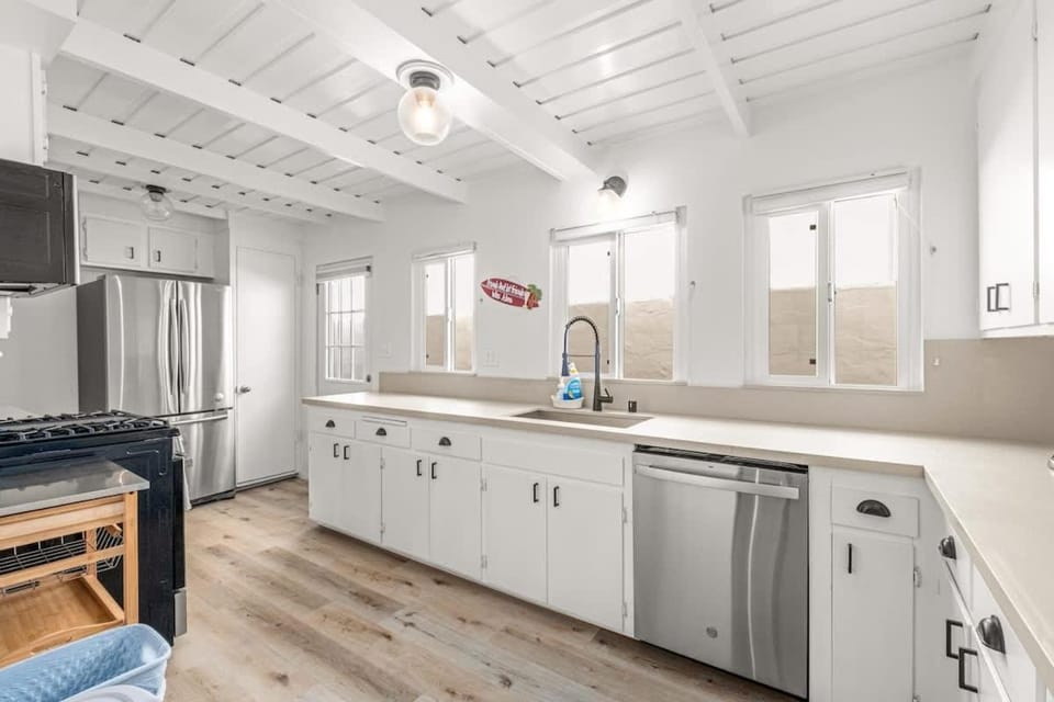 Kitchen or kitchenette, dishwasher, oven, stove