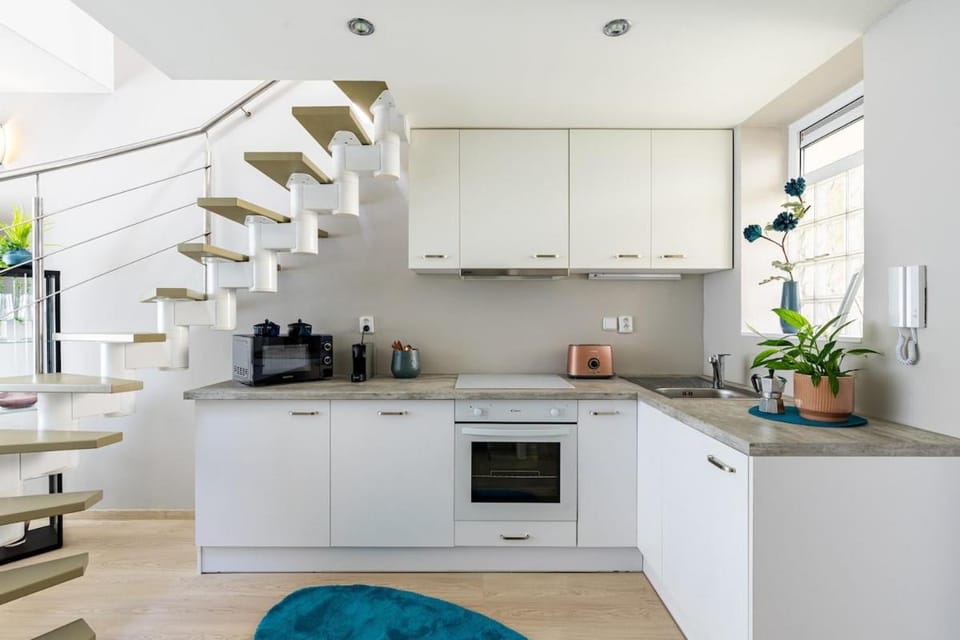 Coffee/tea facilities, Kitchen or kitchenette, oven, stove