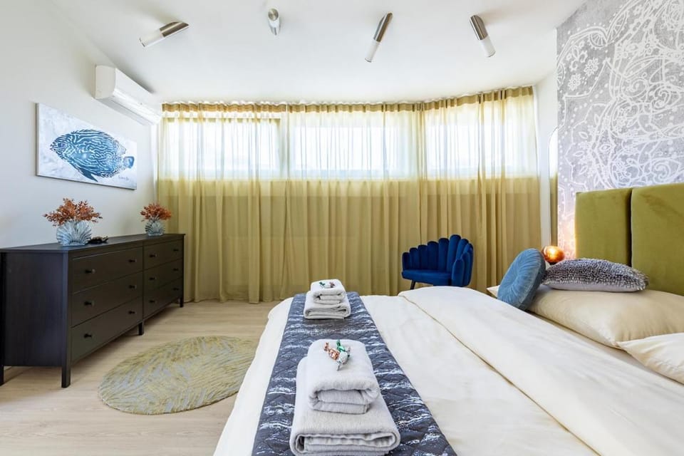 Bed, Photo of the whole room, Bedroom, towels