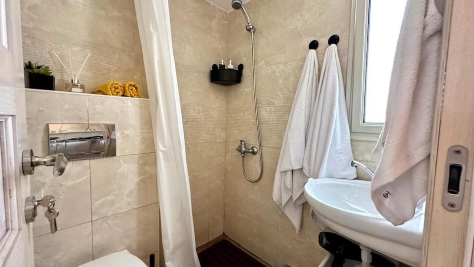 Beauty studio next toParisSquare Apartment in Haifa