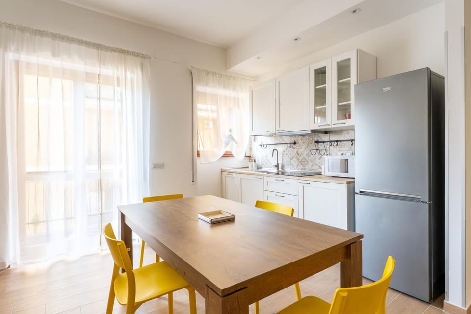 Kitchen or kitchenette, Dining area, stove