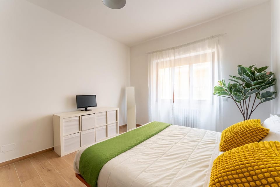 TV and multimedia, Photo of the whole room, Bedroom
