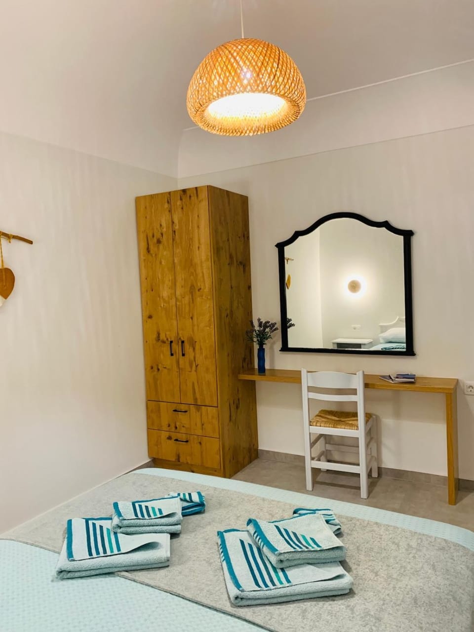 Photo of the whole room, Bedroom