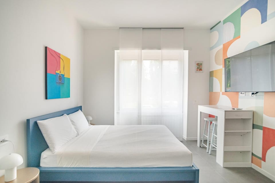 Bed, TV and multimedia, Photo of the whole room, Bedroom