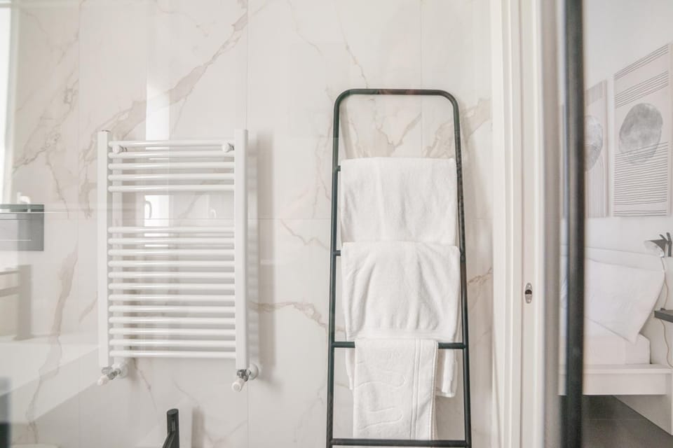 Shower, Toilet, Bathroom, towels