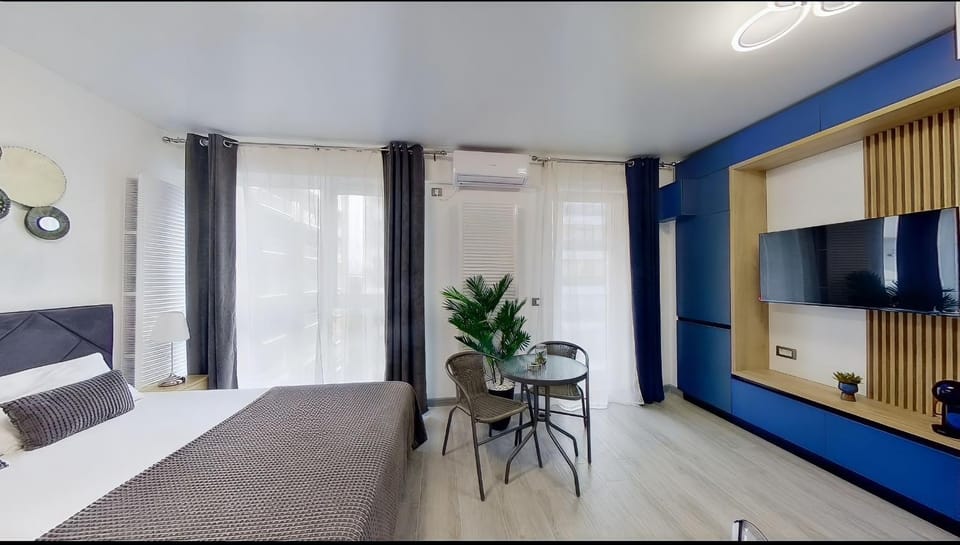Bed, TV and multimedia, Photo of the whole room, Seating area, Bedroom, air conditioner