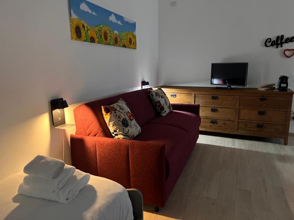 Bed, TV and multimedia, Living room, Photo of the whole room, Seating area