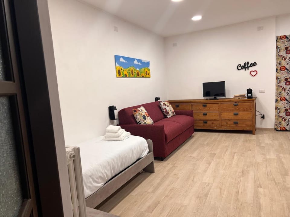 Bed, TV and multimedia, Living room, Photo of the whole room, Seating area