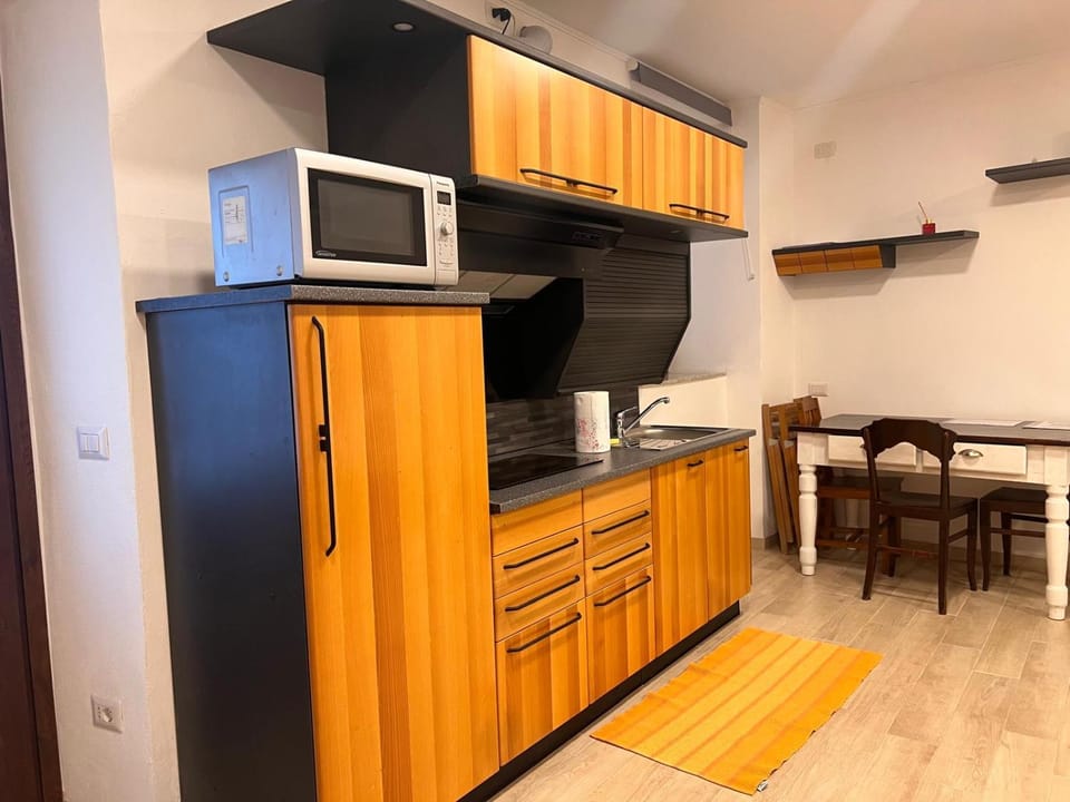 Kitchen or kitchenette, Dining area, stove