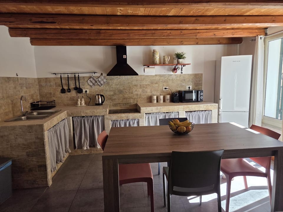 Dining area, Lunch, kitchen