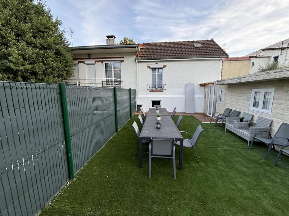 VR House 14 bedrooms 3 min metro 23 beds PARC EXPO Villa in Île-de-France