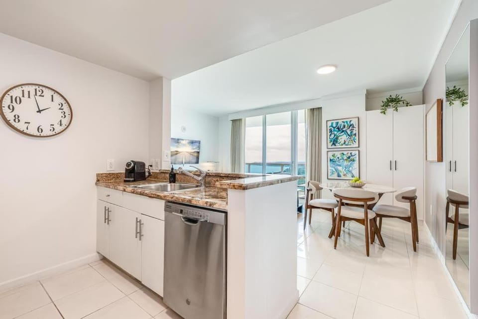 2 bedroom Bay View Beauty in Coconut Grove- Parking for 2 cars included! Apartment in Coconut Grove