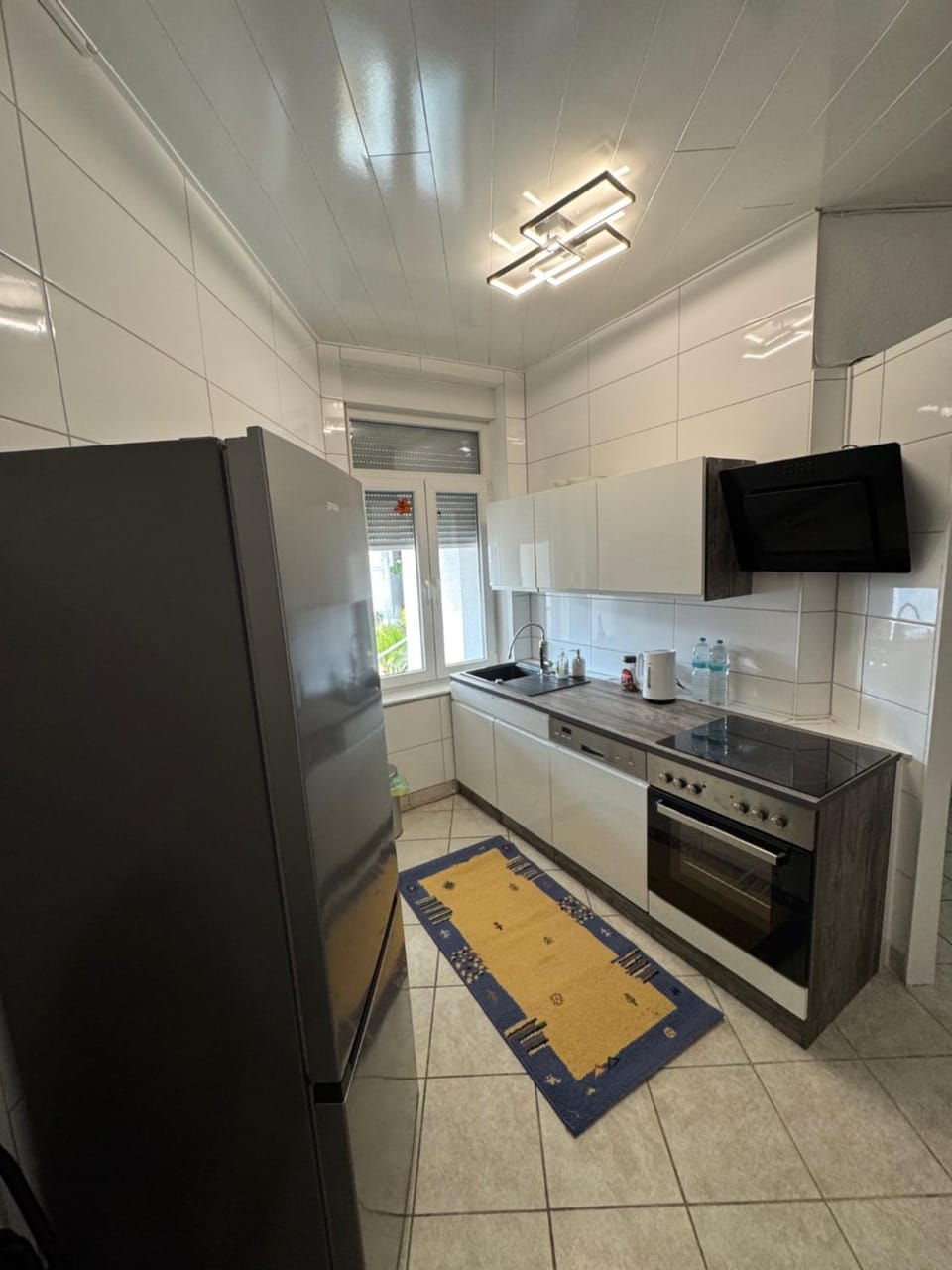 Restaurant/places to eat, TV and multimedia, Kitchen or kitchenette, dishwasher, oven, stove