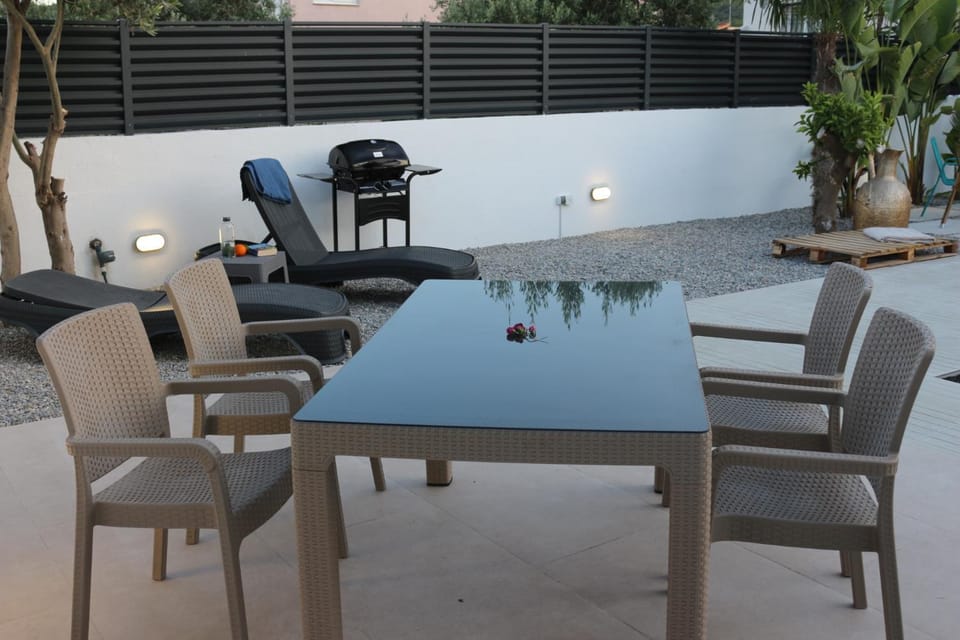 BBQ facilities, Seating area, Dining area, Garden view
