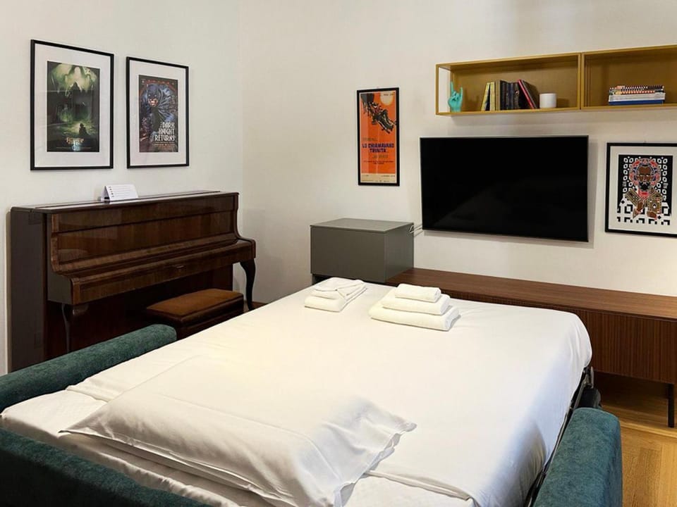 Bed, TV and multimedia, Evening entertainment, Bedroom