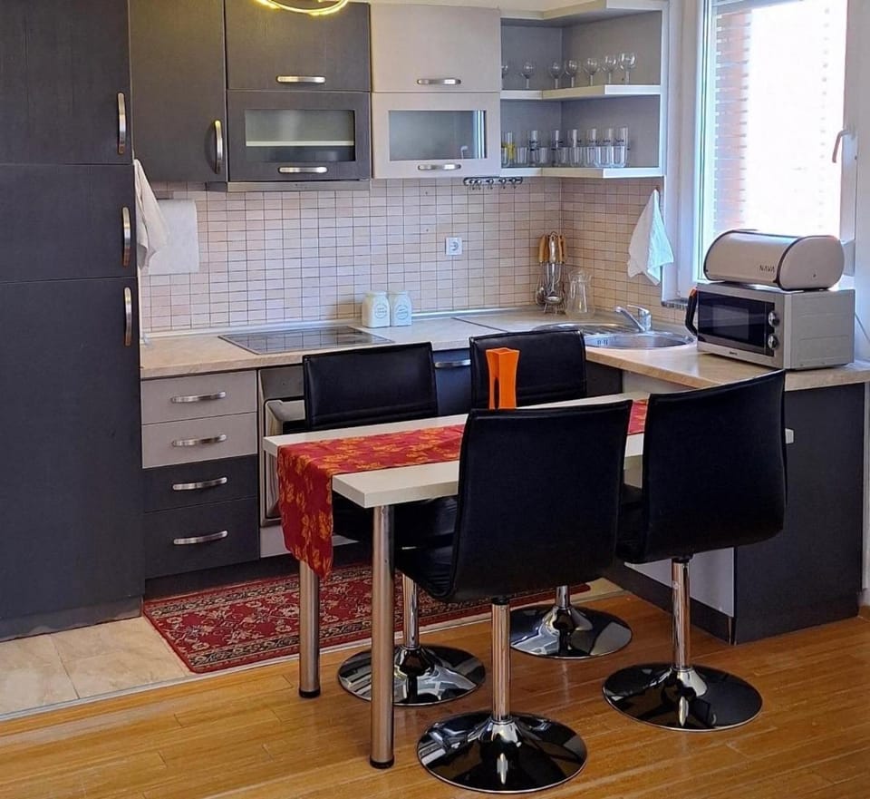 Kitchen or kitchenette, Dining area, dishwasher, minibar, oven, stove, toaster