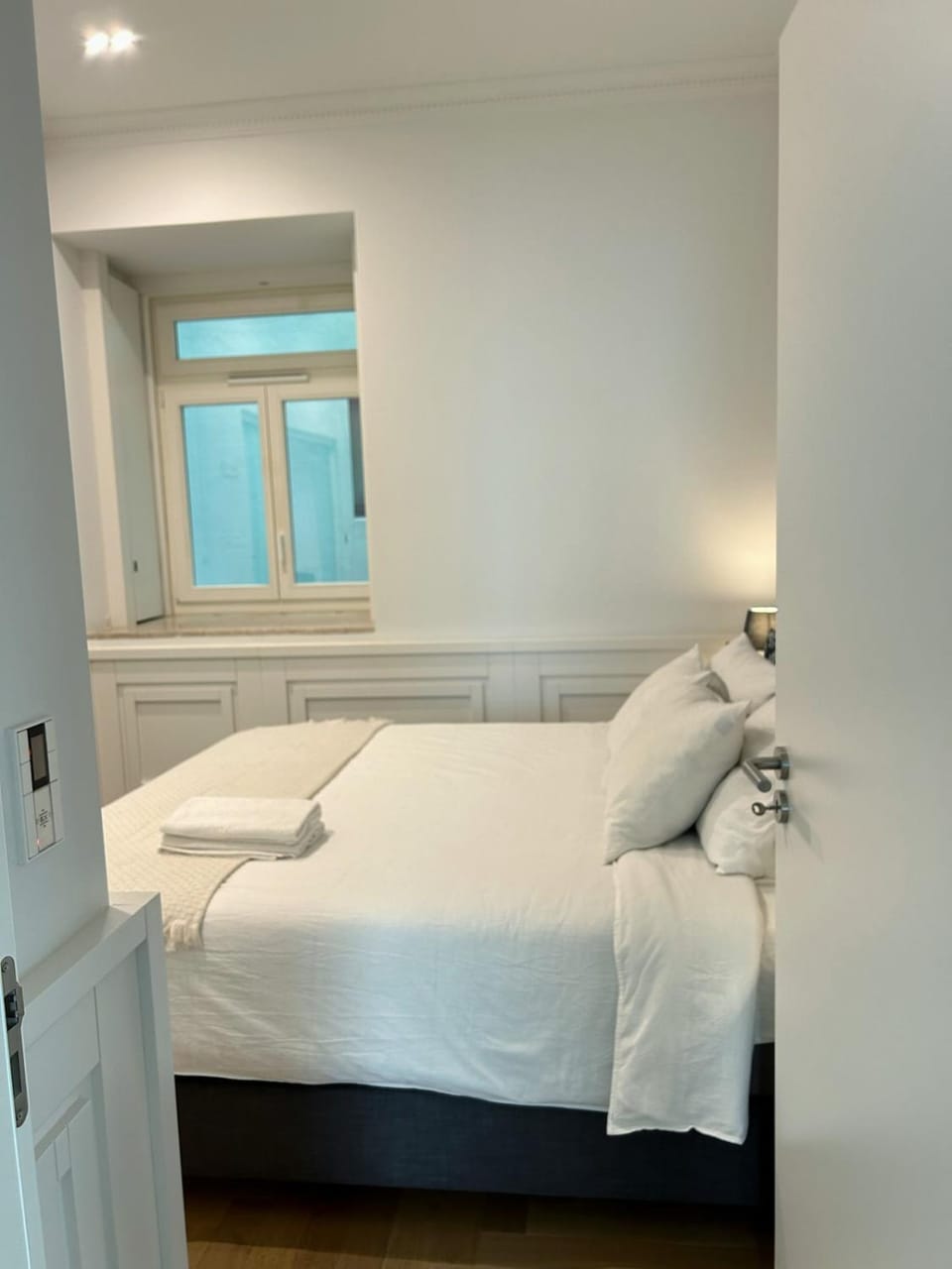 Bed, Bedroom, towels