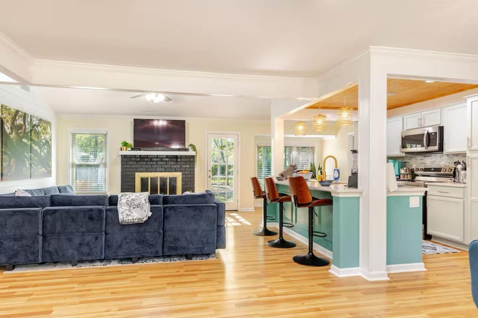 Kitchen or kitchenette, Living room