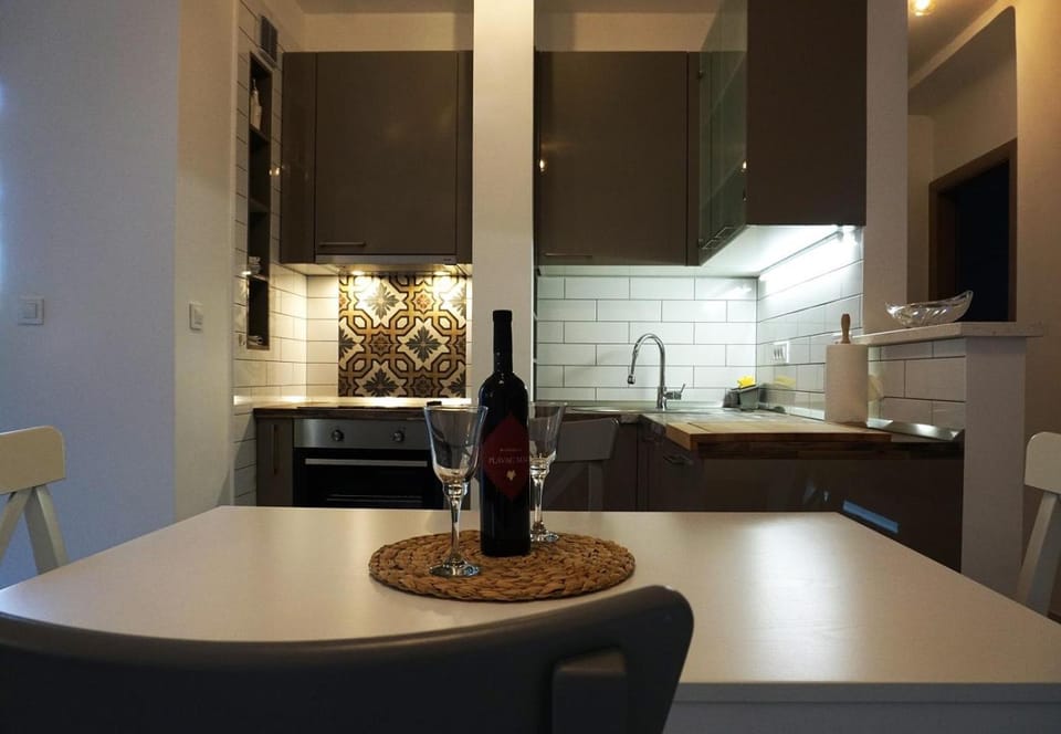 Kitchen or kitchenette, Dining area