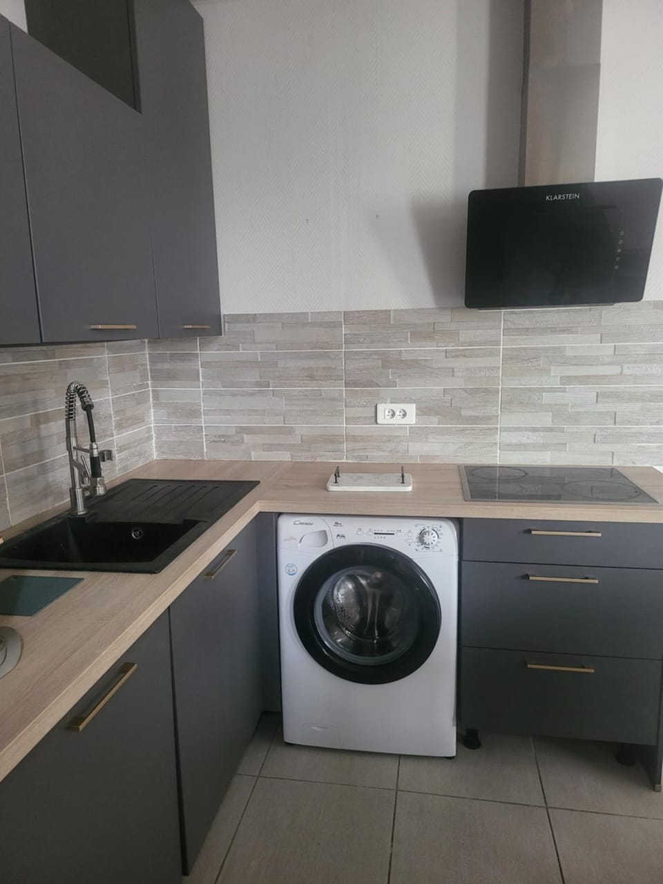 Kitchen or kitchenette, dishwasher, stove, washing machine