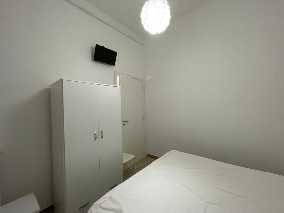 Bed, TV and multimedia, Bedroom, wardrobe