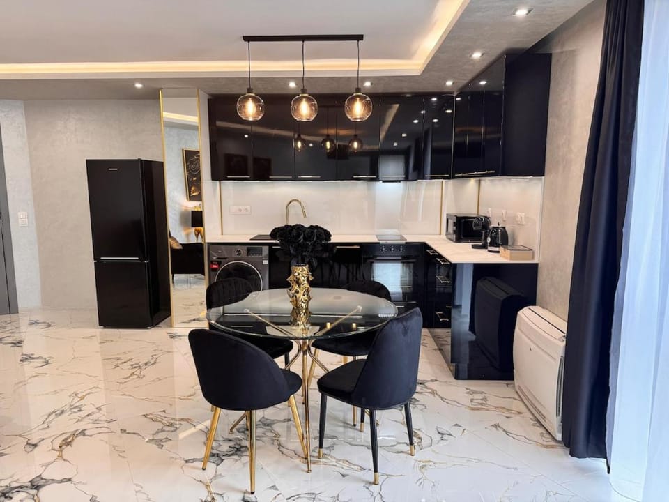 Kitchen or kitchenette, Dining area, oven, stove