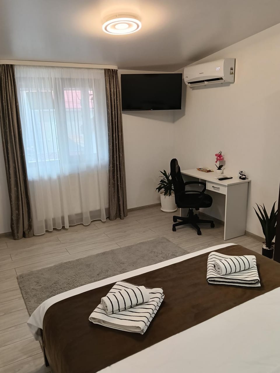 TV and multimedia, Photo of the whole room, air conditioner