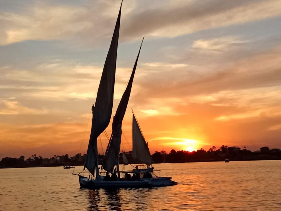 جزيرة العوامية Docked boat in Luxor