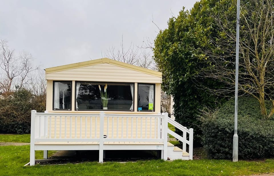 Home by the Sea - Adventure Village Access Chalet in Caister-on-Sea