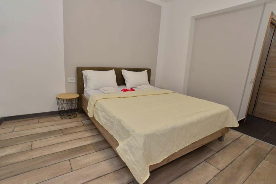 Photo of the whole room, Bedroom, towels