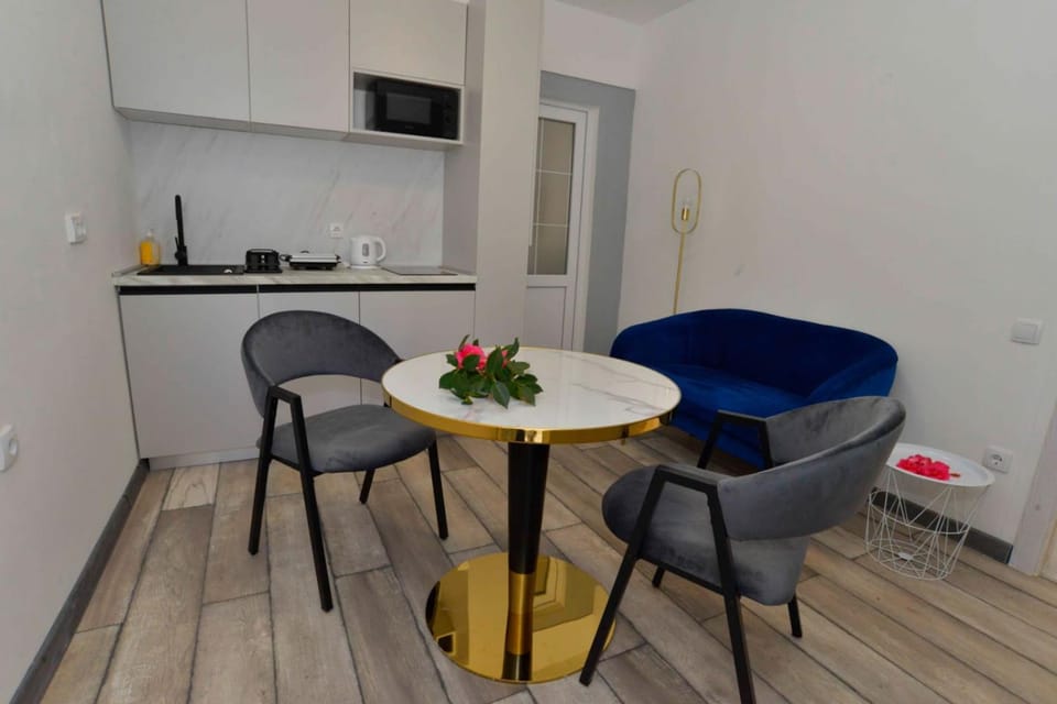 Kitchen or kitchenette, Living room, Seating area